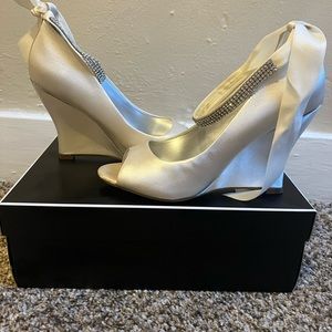 Nina NY Emma Ivory Crystal wedding heels. Size 7